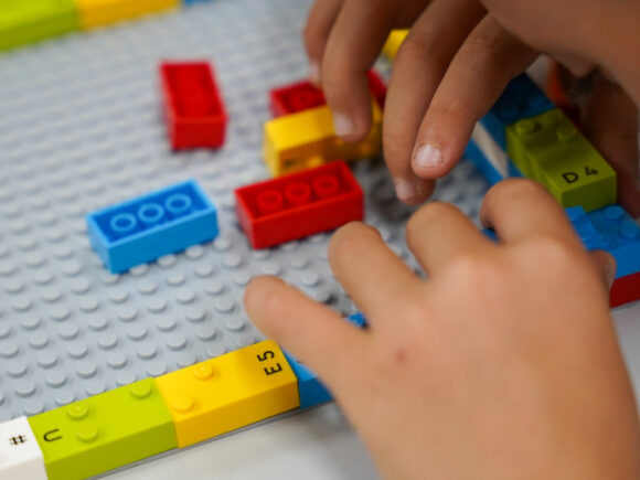 Inovação e inclusão: Lego Braille Bricks chega às escolas de Vitória